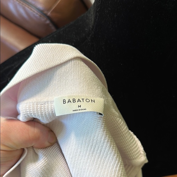 Babaton Ribbed V-Neck Collared CropTop - Picture 6 of 7